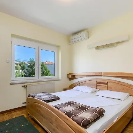 Six-bedroom In I