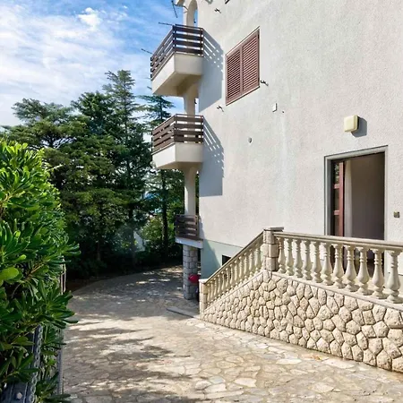 Six-bedroom In I *