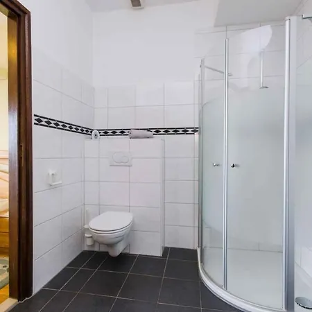 Six-bedroom In I