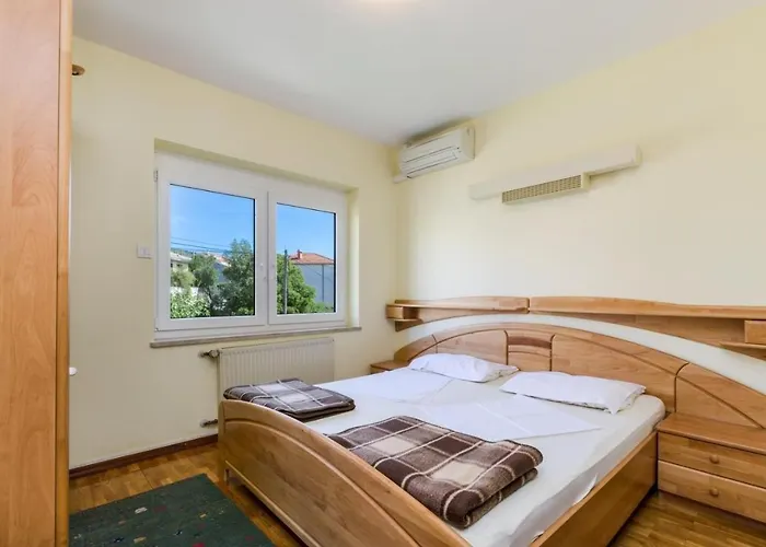 Six-bedroom In I