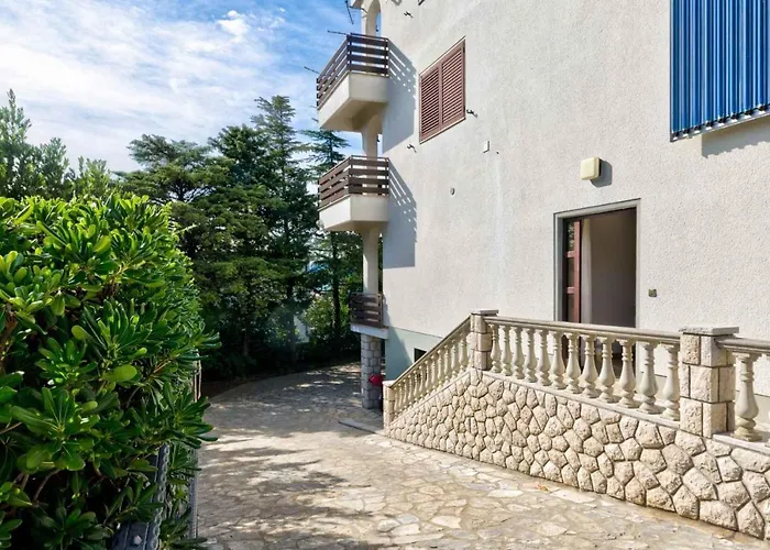 Six-bedroom In I *