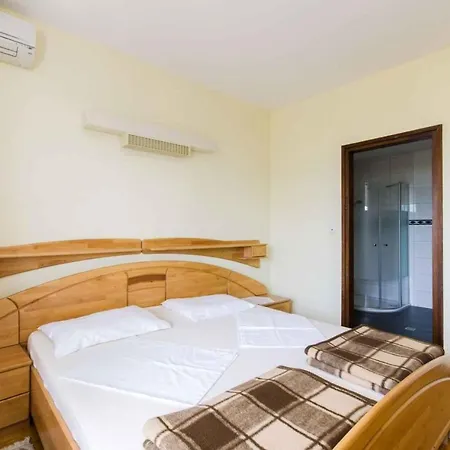 Six-bedroom In I Apartment