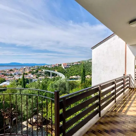 Six-bedroom In I Apartment *